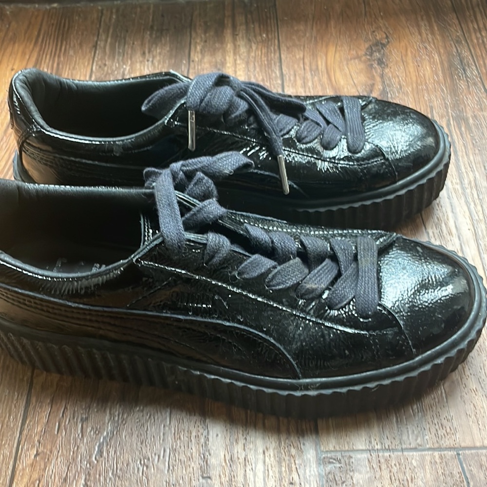 PUMA Fenty By Rihanna Black Crackled Sneaker Creeper Platform
Sneaker. Used - Picture 8 of 10